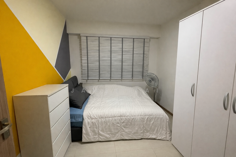 461D Bukit Batok West Avenue 8 HDB Flat For Sale at S$ 828,000 | PropertyGuru Singapore - Bedroom