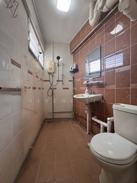 205 Clementi Avenue 6 HDB Flat For Sale at S$ 560,000 | PropertyGuru Singapore - Bathroom