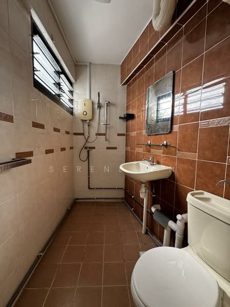 205 Clementi Avenue 6, 205 Clementi Avenue 6, 3 Bedrooms, 980 sqft, HDB Flat For Sale, by Serene Sin, 500089233 - Bathroom - PropertyGuru.com.sg