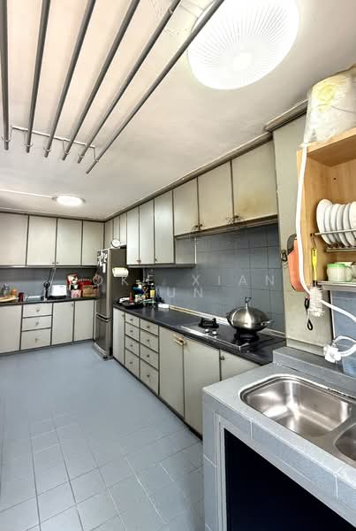 243 Bukit Batok East Avenue 5 HDB Flat For Sale at S$ 640,000 | PropertyGuru Singapore - Kitchen