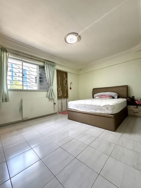 243 Bukit Batok East Avenue 5 HDB Flat For Sale at S$ 640,000 | PropertyGuru Singapore - Bedroom