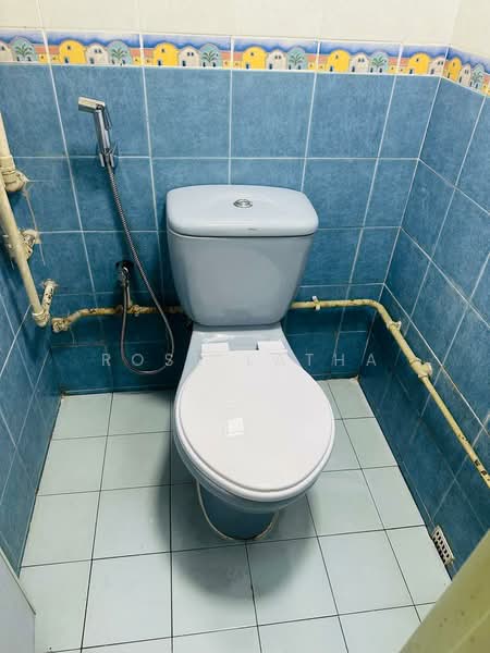 209 Boon Lay Place, 209 Boon Lay Place, 2 Bedrooms, 721 sqft, HDB Flat For Rent, by Rose Latha, 500089295 - Bathroom - PropertyGuru.com.sg