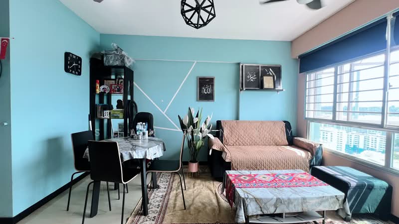 183A Woodlands Street 13 HDB Flat For Sale at S$ 580,000 | PropertyGuru Singapore - Living Room