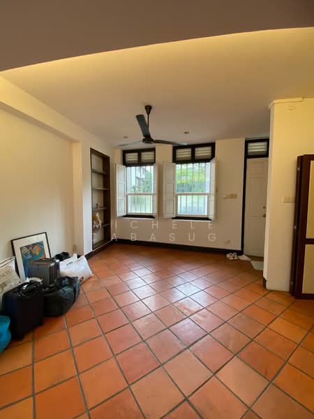 Kim Yam Road SOHO Shophouse, Kim yam road, 3 Bedrooms, 2,000 sqft, Conservation House For Rent, by Michele Cabasug, 500089338 - Living Room - PropertyGuru.com.sg