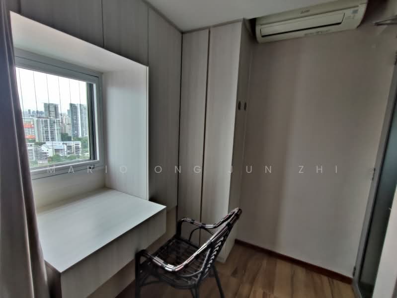 Platinum Edge Apartment For Sale at S$ 2,580,000 | PropertyGuru Singapore - Master Bedroom Dressing Area