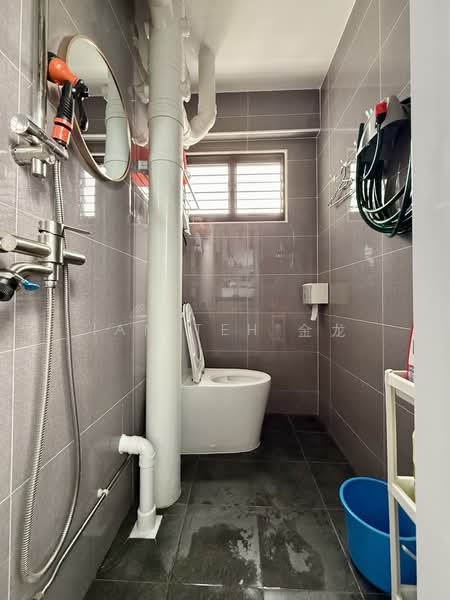 425 Yishun Avenue 11 HDB Flat For Sale at S$ 538,000 | PropertyGuru Singapore - Bathroom