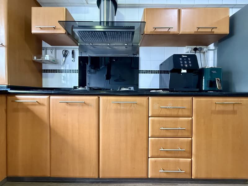 425 Yishun Avenue 11 HDB Flat For Sale at S$ 538,000 | PropertyGuru Singapore - Kitchen