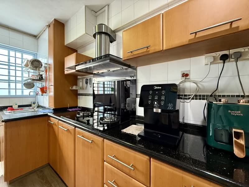 425 Yishun Avenue 11 HDB Flat For Sale at S$ 538,000 | PropertyGuru Singapore - Kitchen