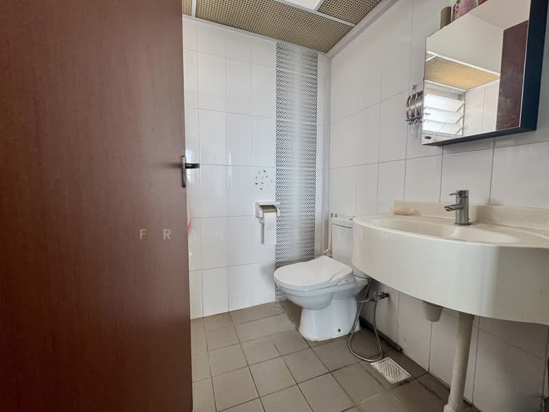 165B Yung Kuang Road HDB Flat For Sale at S$ 750,000 | PropertyGuru Singapore - Bathroom