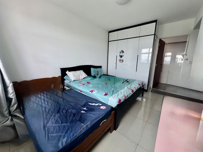 165B Yung Kuang Road HDB Flat For Sale at S$ 750,000 | PropertyGuru Singapore - Bedroom