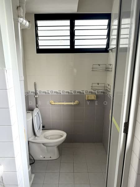 504 Ang Mo Kio Avenue 8, 504 Ang Mo Kio Avenue 8, 2 Bedrooms, 732 sqft, HDB Flat For Rent, by Darrel Yeo, 500089490 - Bathroom - PropertyGuru.com.sg