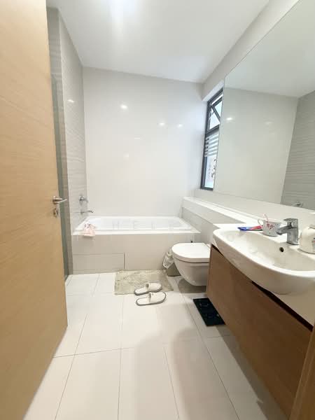 The Skywoods Condominium For Sale at S$ 2,380,000 | PropertyGuru Singapore - Bathroom