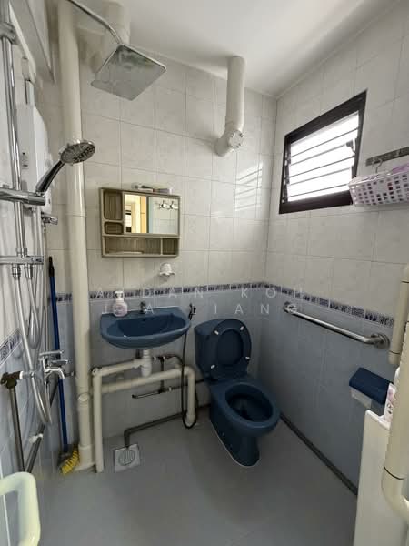 308 Clementi Avenue 4 HDB Flat For Sale at S$ 448,000 | PropertyGuru Singapore - Bathroom