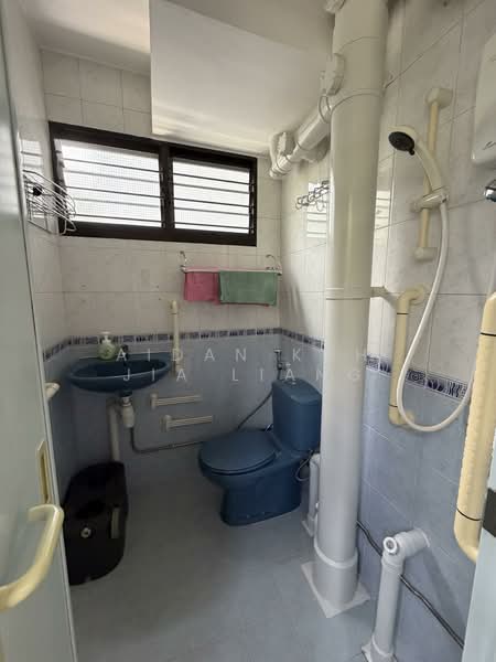 308 Clementi Avenue 4 HDB Flat For Sale at S$ 448,000 | PropertyGuru Singapore - Bathroom