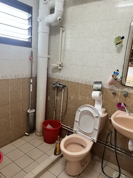 411 Sembawang Drive HDB Flat For Sale at S$ 520,000 | PropertyGuru Singapore - Bathroom