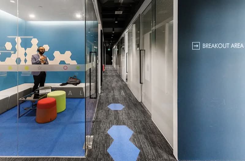 Bugis Junction Towers, 230 Victoria Street, 500 sqft, Office For Rent, by Alicia Koo, 500089547 - Corridor - CommercialGuru.com.sg