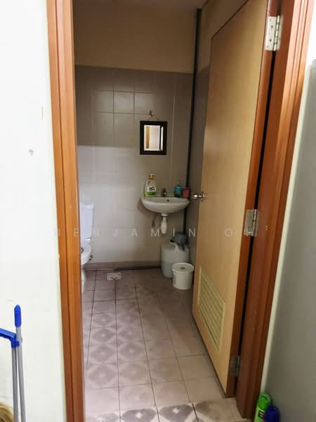 Midview Building, 50 Bukit Batok Street 23, 1,711 sqft, Light Industrial (B1) For Rent, by Benjamin Oh, 500089600 - Bathroom - CommercialGuru.com.sg