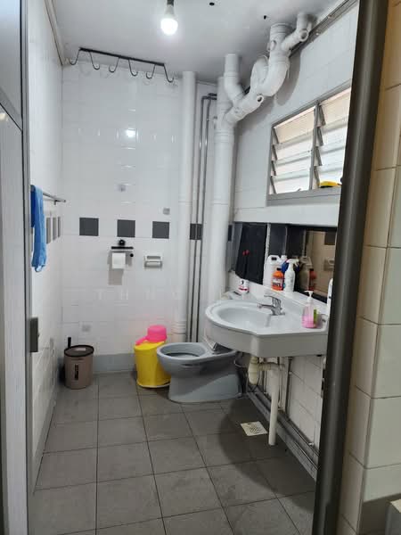 842 Jurong West Street 81, 842 Jurong West Street 81, Room Rental, 100 sqft, HDB Flat For Rent, by Thng Lisa, 500089659 - Common Bathroom - PropertyGuru.com.sg