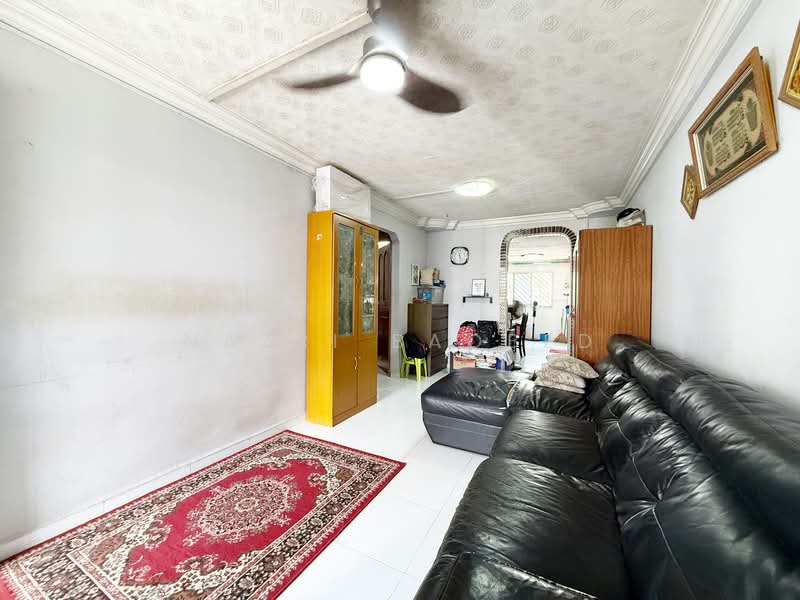423 Bukit Batok West Avenue 2 HDB Flat For Sale at S$ 388,000 | PropertyGuru Singapore - Living Room