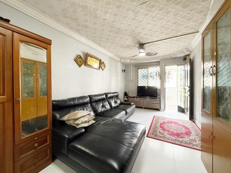 423 Bukit Batok West Avenue 2 HDB Flat For Sale at S$ 388,000 | PropertyGuru Singapore - Living Room