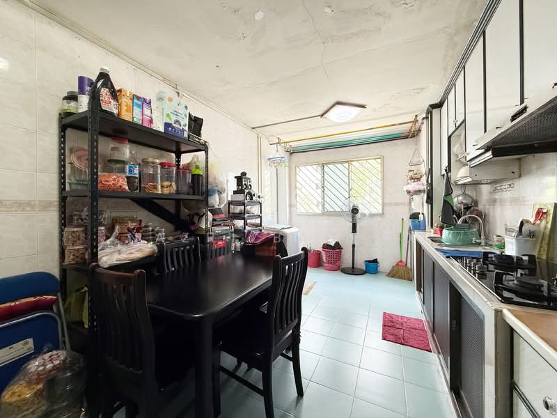 423 Bukit Batok West Avenue 2 HDB Flat For Sale at S$ 388,000 | PropertyGuru Singapore - Kitchen
