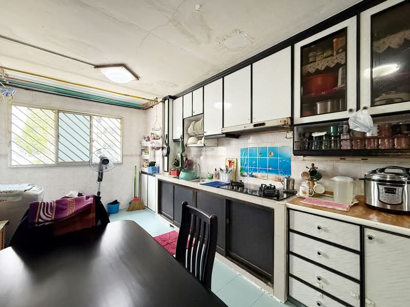 423 Bukit Batok West Avenue 2 HDB Flat For Sale at S$ 388,000 | PropertyGuru Singapore - Kitchen
