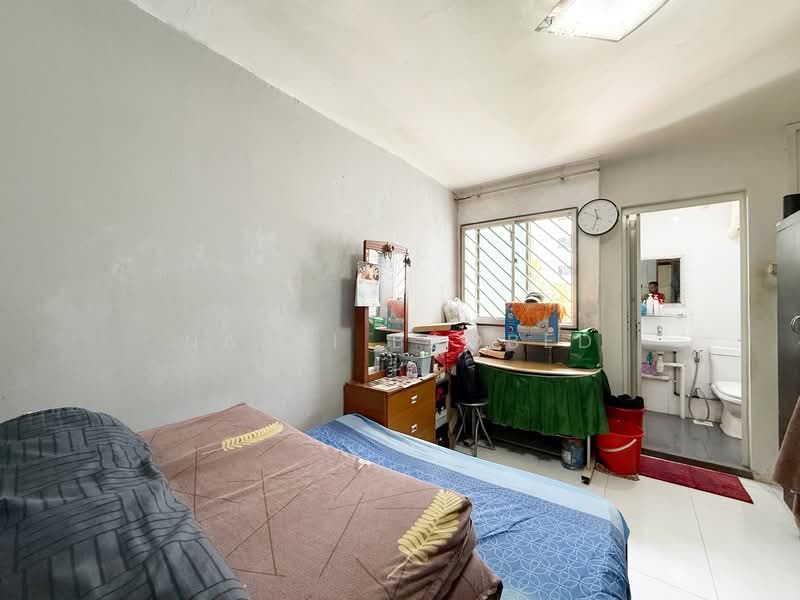 423 Bukit Batok West Avenue 2 HDB Flat For Sale at S$ 388,000 | PropertyGuru Singapore - Bedroom