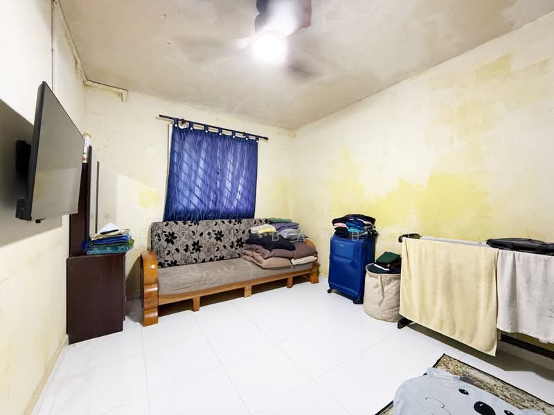 423 Bukit Batok West Avenue 2 HDB Flat For Sale at S$ 388,000 | PropertyGuru Singapore - Living Room