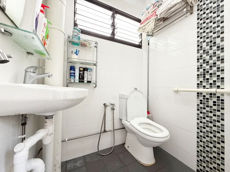 423 Bukit Batok West Avenue 2 HDB Flat For Sale at S$ 388,000 | PropertyGuru Singapore - Bathroom