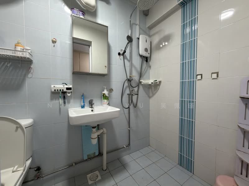 194 Bishan Street 13 HDB Flat For Sale at S$ 1,070,000 | PropertyGuru Singapore - Bathroom