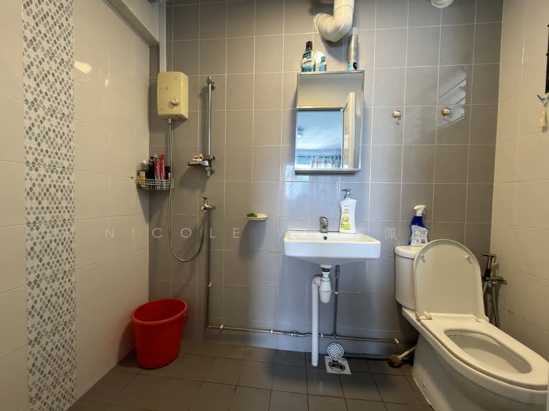 194 Bishan Street 13 HDB Flat For Sale at S$ 1,070,000 | PropertyGuru Singapore - Bathroom