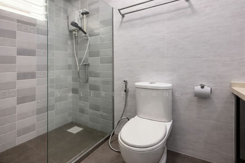 607 Senja Road HDB Flat For Sale at S$ 930,000 | PropertyGuru Singapore - Bathroom
