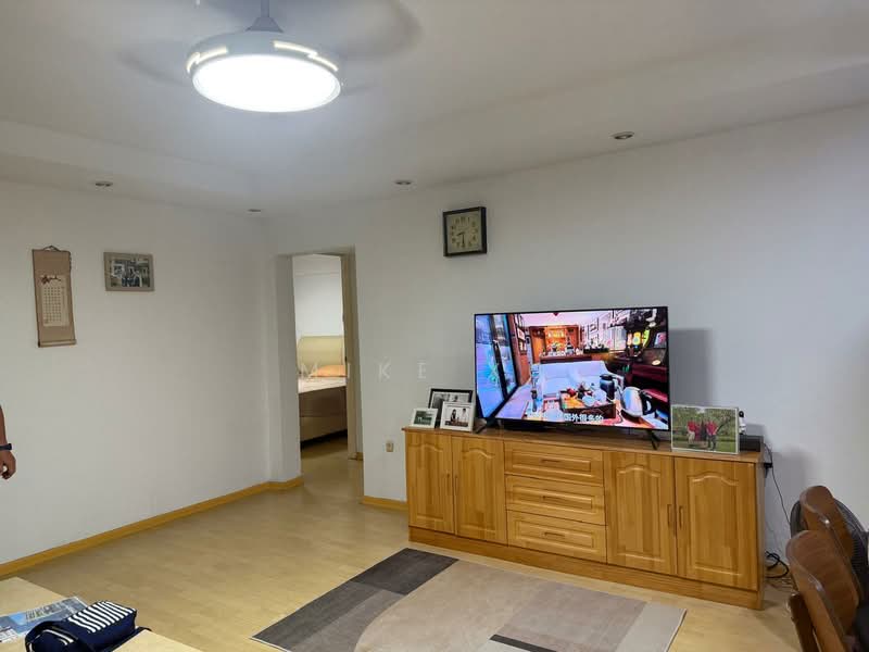 406 Hougang Avenue 10 HDB Flat For Sale at S$ 650,000 | PropertyGuru Singapore - Living Room