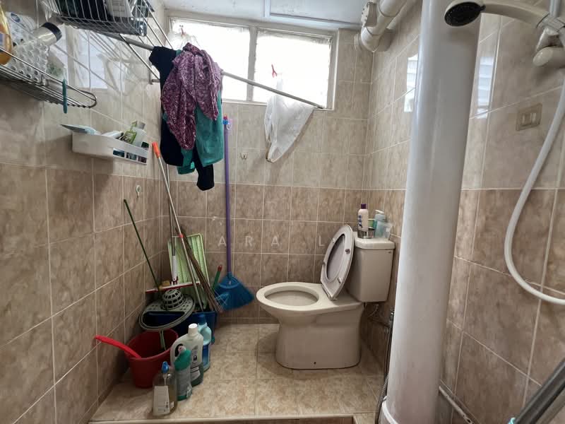 334 Clementi Avenue 2 HDB Flat For Sale at S$ 380,000 | PropertyGuru Singapore - Bathroom