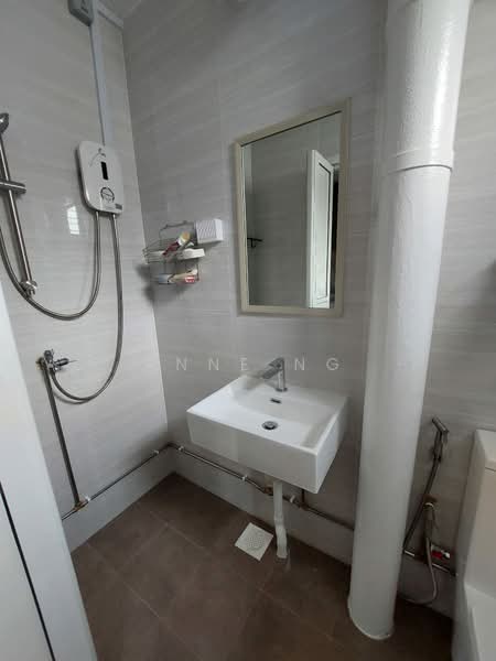 976 Jurong West Street 93 HDB Flat For Sale at S$ 620,000 | PropertyGuru Singapore - Bathroom