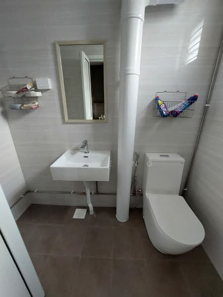 976 Jurong West Street 93 HDB Flat For Sale at S$ 620,000 | PropertyGuru Singapore - Bathroom