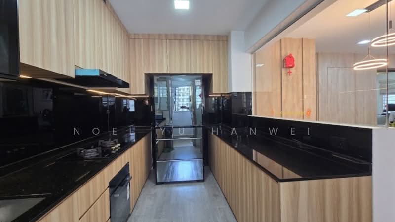 443C Bukit Batok West Avenue 8 HDB Flat For Sale at S$ 825,000 | PropertyGuru Singapore - Kitchen