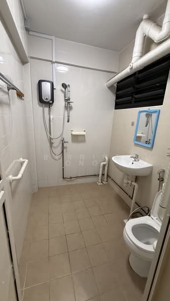 273 Tampines Street 22, 273 Tampines Street 22, 2 Bedrooms, 750 sqft, HDB Flat For Rent, by Bernice Ong, 500089887 - Master Bathroom - PropertyGuru.com.sg