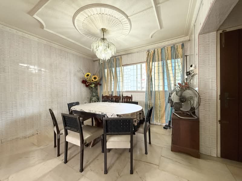 407 Jurong West Street 42 HDB Flat For Sale at S$ 800,000 | PropertyGuru Singapore - Dining Room