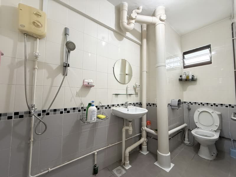 407 Jurong West Street 42 HDB Flat For Sale at S$ 800,000 | PropertyGuru Singapore - Bathroom