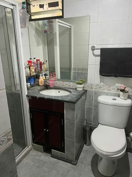 Eastvale, 33 Pasir Ris Drive 3, 3 Bedrooms, 1,290 sqft, Condominium For Rent, by April Chia, 500089899 - Bathroom - PropertyGuru.com.sg