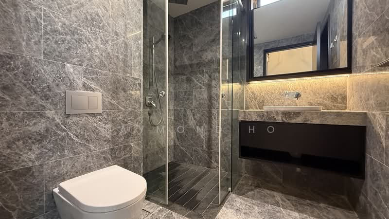 120 Grange Condominium For Sale at S$ 1,500,000 | PropertyGuru Singapore - Bathroom