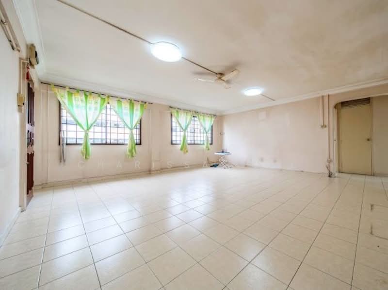 634 Yishun Street 61 HDB Flat For Sale at S$ 588,000 | PropertyGuru Singapore - Living Room