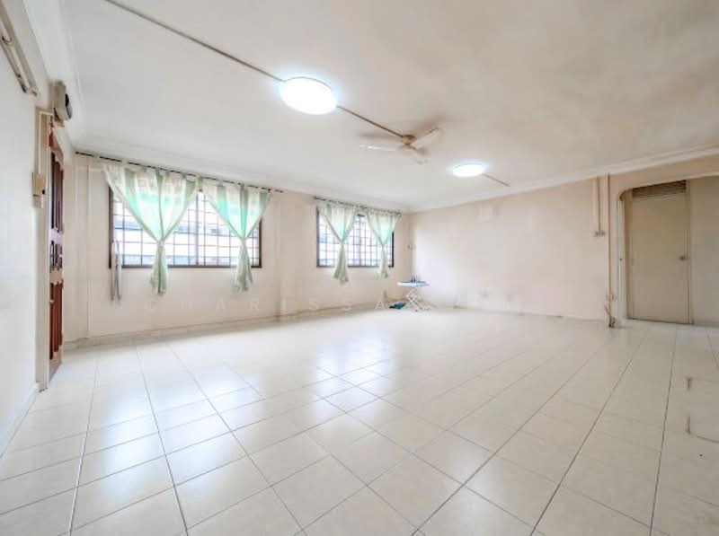 634 Yishun Street 61 HDB Flat For Sale at S$ 588,000 | PropertyGuru Singapore - Living Room