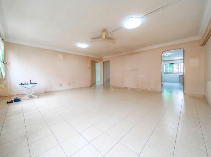 634 Yishun Street 61 HDB Flat For Sale at S$ 588,000 | PropertyGuru Singapore - Living Room