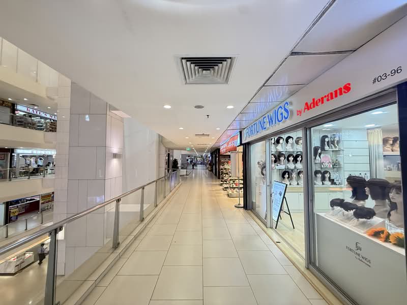 Lucky Plaza, 304 Orchard Road, 550 sqft, Mall Shop For Rent, by Lui Yen Yuin, 500089963 - Corridor - CommercialGuru.com.sg
