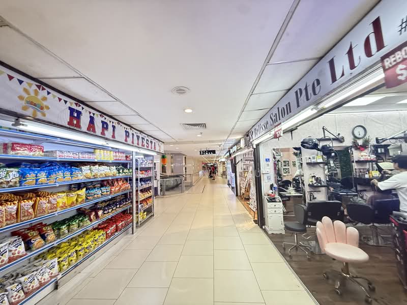 Lucky Plaza, 304 Orchard Road, 550 sqft, Mall Shop For Rent, by Lui Yen Yuin, 500089963 - Corridor - CommercialGuru.com.sg