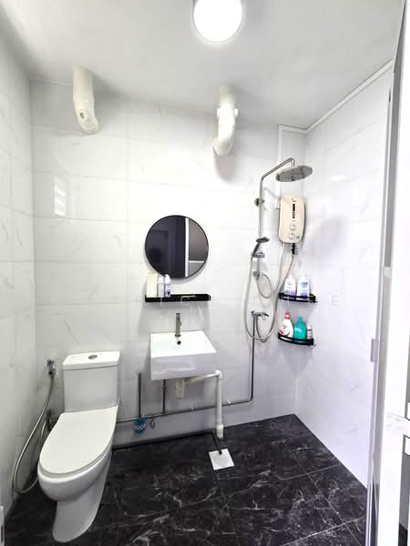 489A Tampines Street 45 HDB Flat For Sale at S$ 700,000 | PropertyGuru Singapore - Bathroom