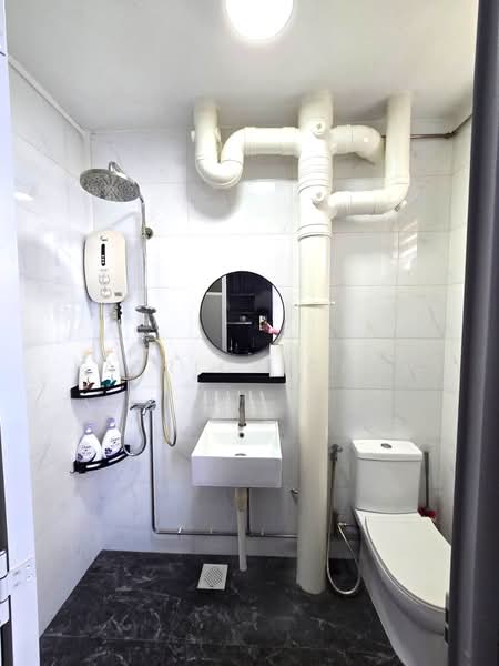 489A Tampines Street 45 HDB Flat For Sale at S$ 700,000 | PropertyGuru Singapore - Bathroom