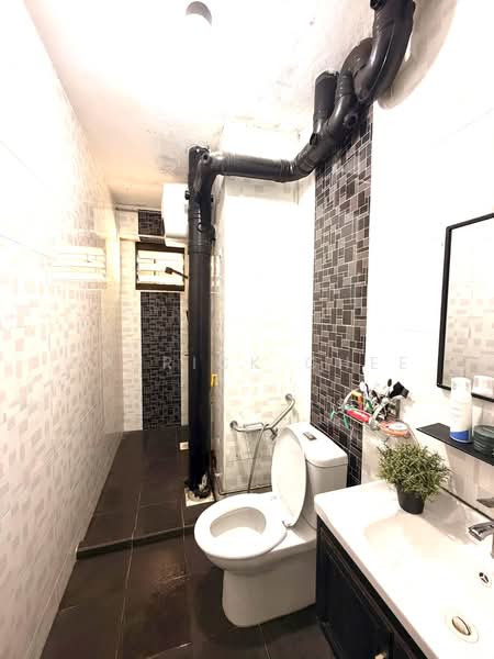 682 Choa Chu Kang Crescent HDB Flat For Sale at S$ 535,000 | PropertyGuru Singapore - Bathroom